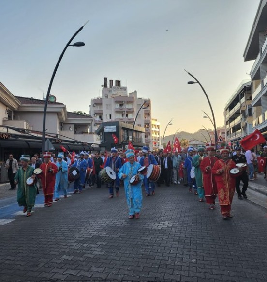Marmaris'te demokrasi yürüyüşü yapıldı! Şehitler anıldı, dualar edildi